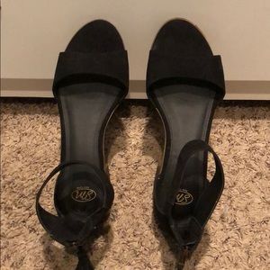 *RE-POSHING* size 9 SM New York sandals